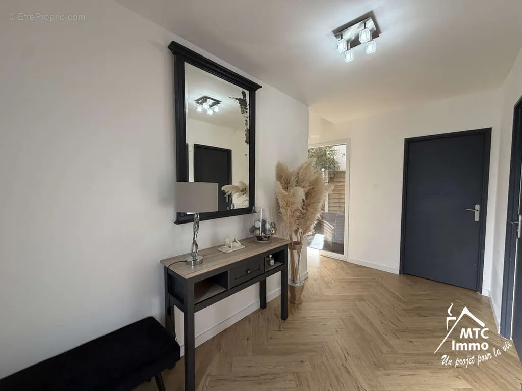 Entrée - Maison Contemporaine avec Piscine et Entrepôt à Loyettes