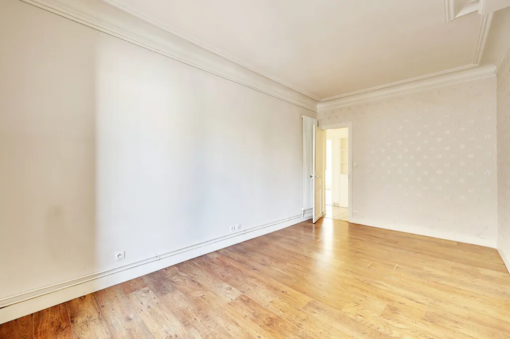 Rooms - 3-Bedroom Parisian Flat with South-West View