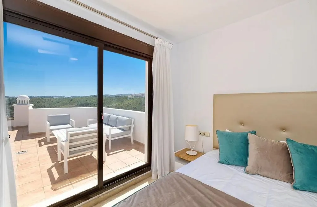Bedrooms - Luxury Flat with Pool in Casares, Andalusia