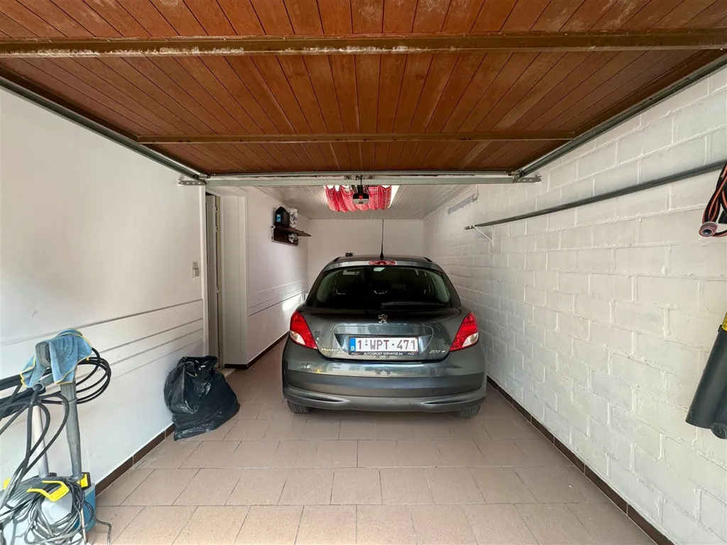 Garaaž - Spacious Semi-Detached House with Garden in Rumst