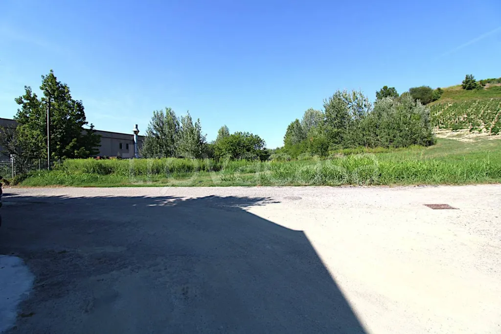 Välivaade - Buildable Industrial Plot in Monteu Roero