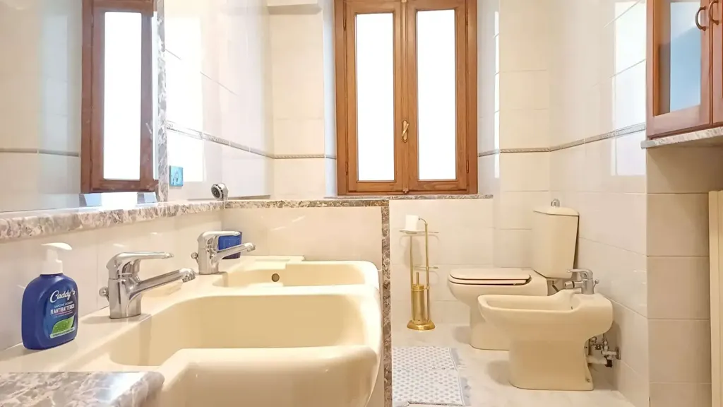 Salles de bain - 5-Bedroom Apartment with Balcony in Cirié