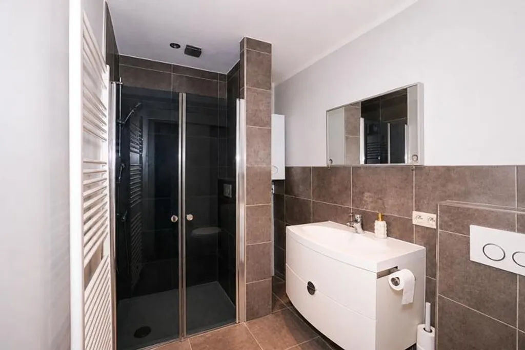 Salles de bain - Appartement avec Balcons et Garage à Drogenbos