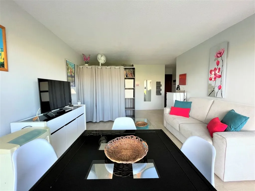 Söögituba - Studio Flat with Golf View in Mandelieu-la-Napoule