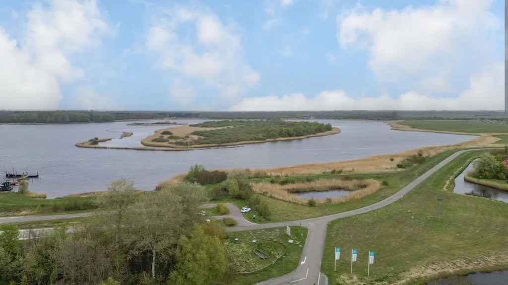 Waterfront Bungalow with Free View in Lauwersoog