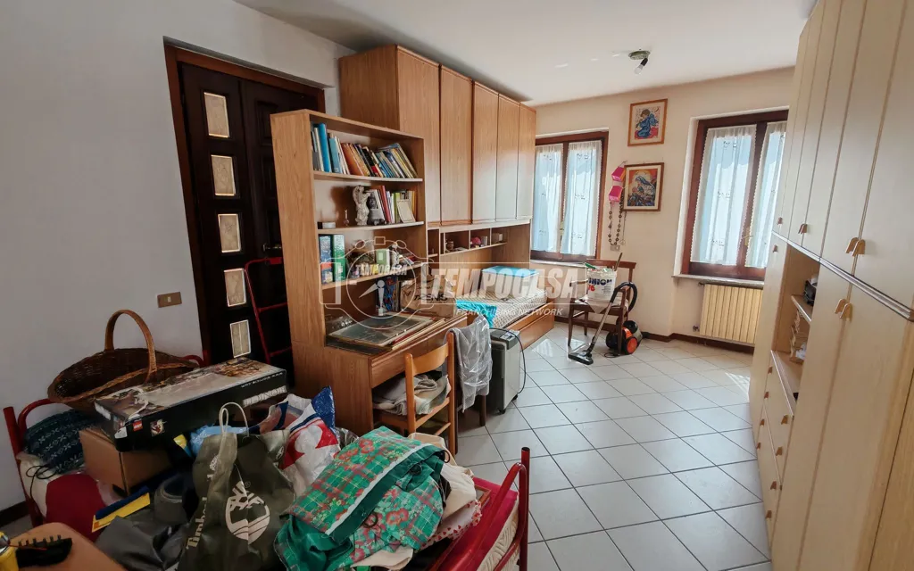 Office - Spacious Trilocale with Balcony in Rovellasca