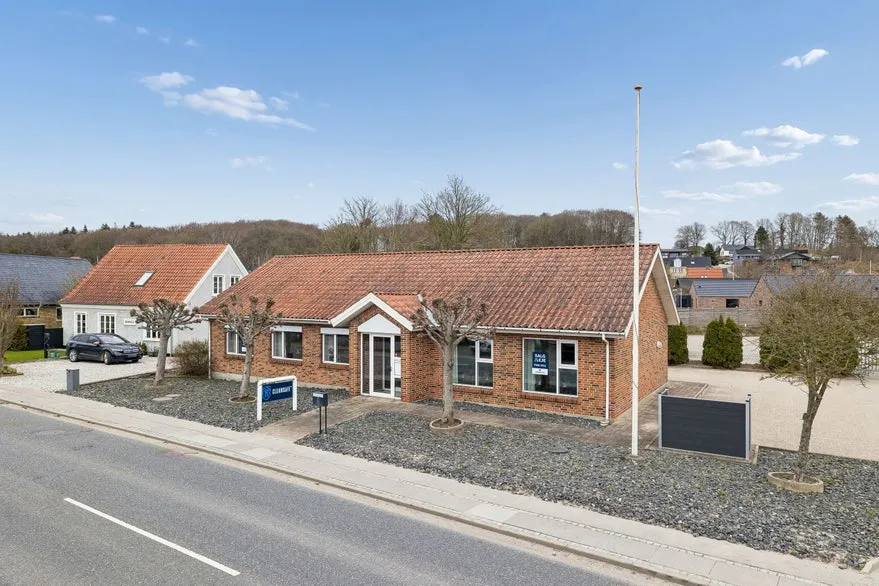 Välivaade - Office Building on Main Street in Laurbjerg