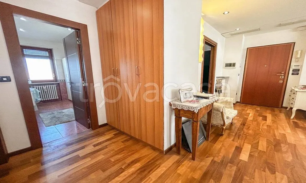 Entrée - Rearranged Apartment with Balcony in Santena
