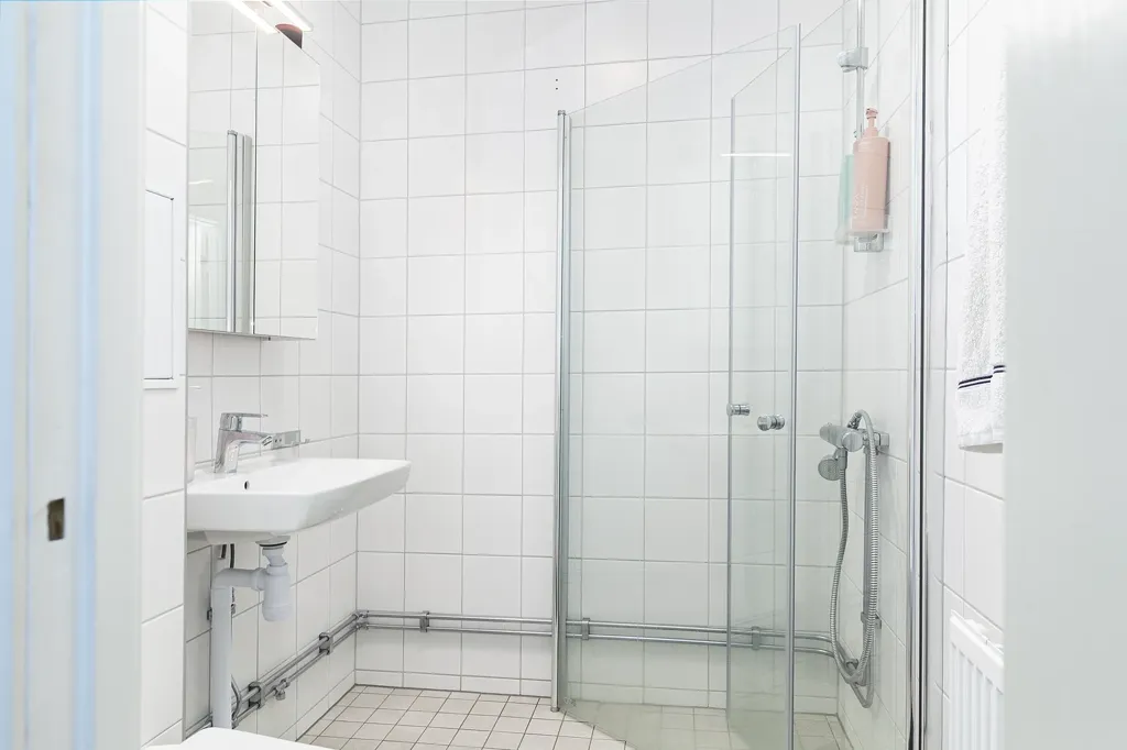 Salles de bain - Renovated Two-Bedroom Flat with Balcony in Bjuv
