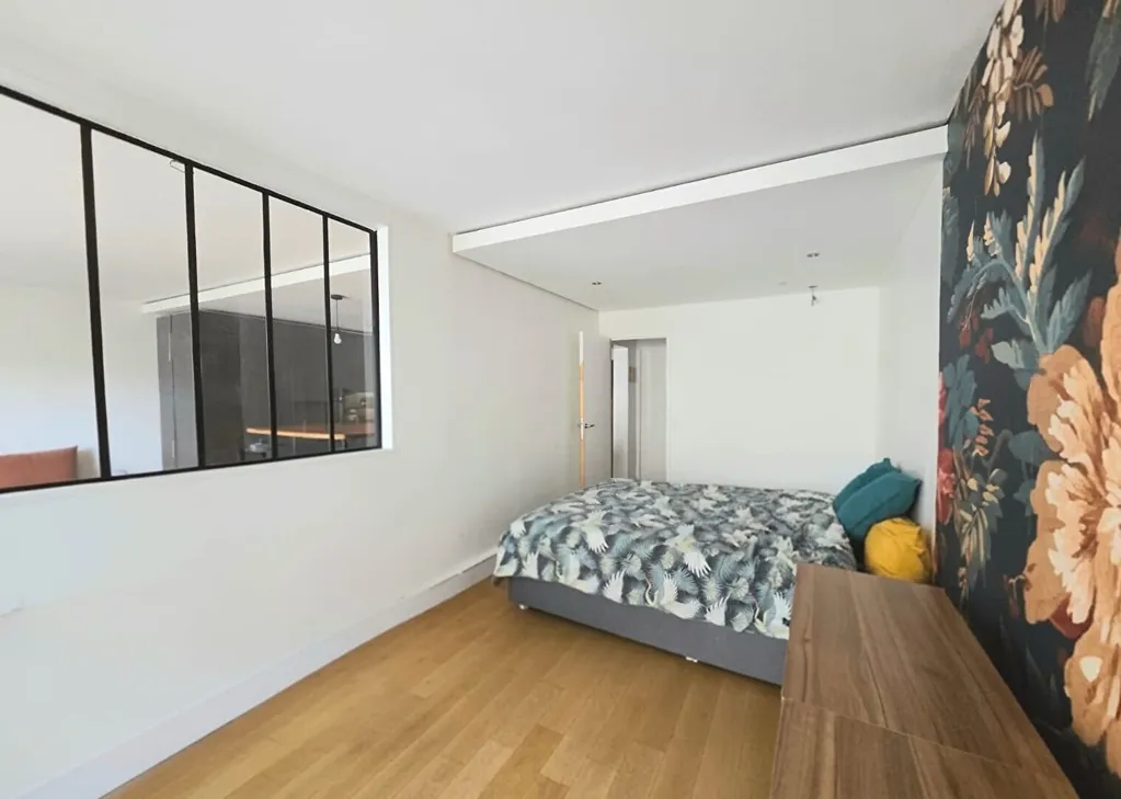 Chambres - Appartement Rénové avec Balcon à Paris