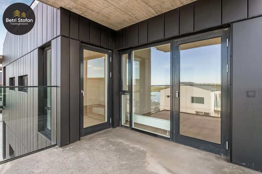 Balcon - Modern Apartment with Garden in Garðabær