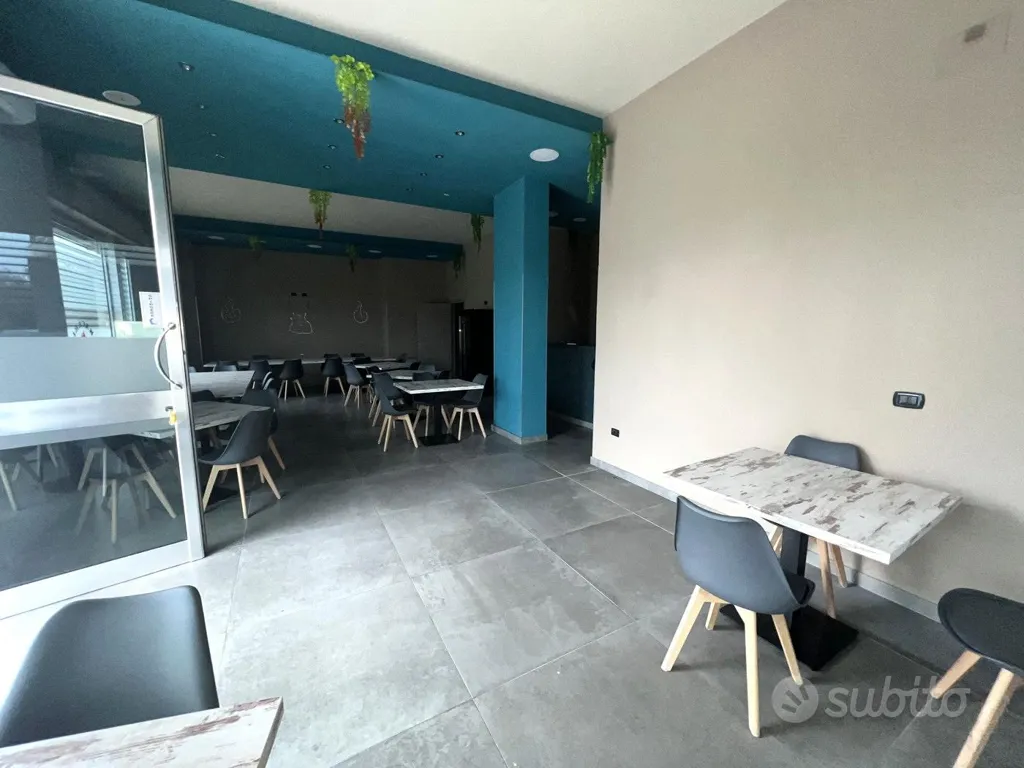 Salle à manger - Commercial Space with Street Frontage in Maddaloni