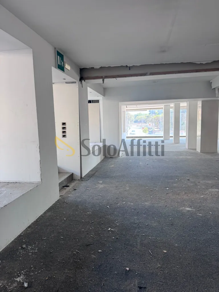 Garaaž - Office with High Visibility in Pescara