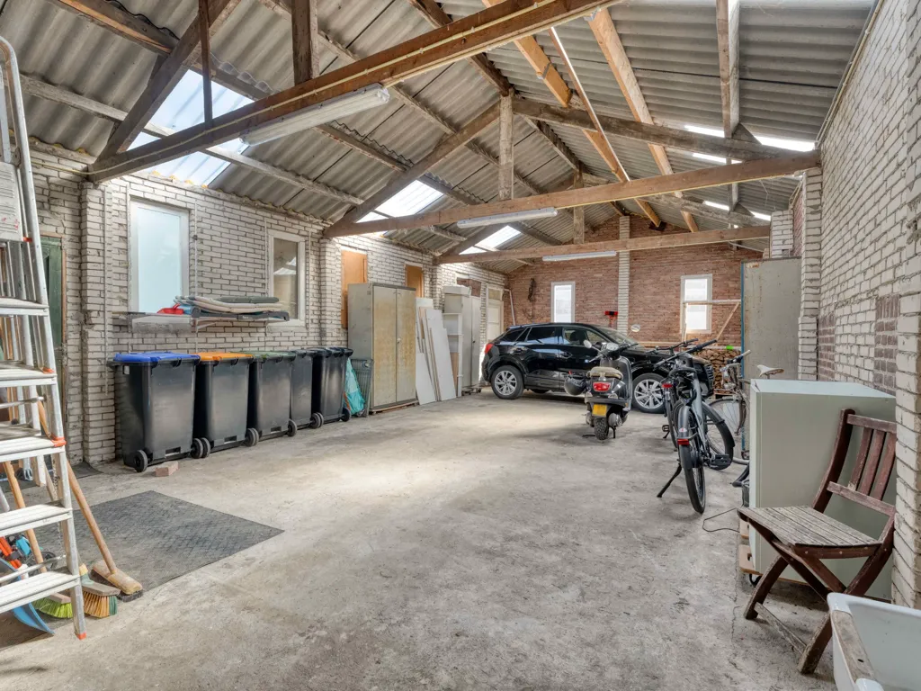 Garage - Charming 1910 House with Water View in Vecht