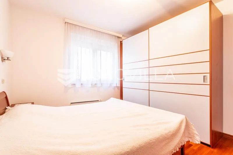 Magamistoad - Spacious 3-Bedroom Apartment with Sea View in Zenta, Split
