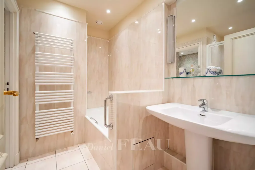 Salles de bain - Triplex avec Terrasse Panoramique à Neuilly-sur-Seine