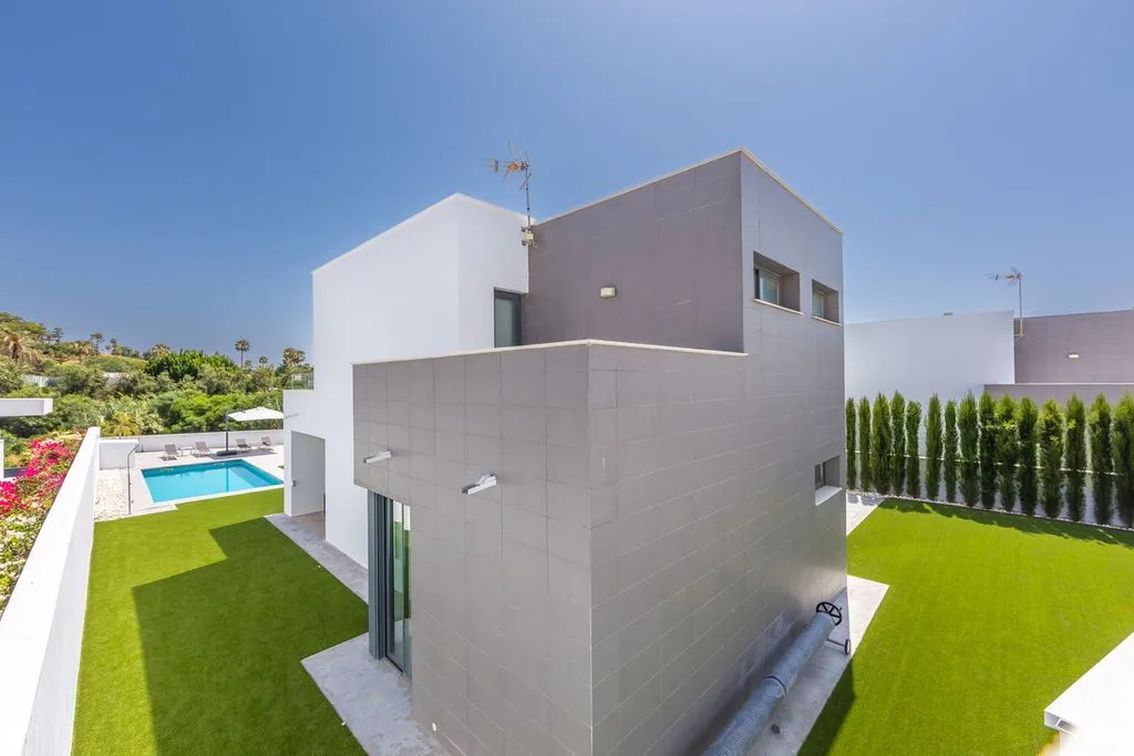 Piscine - Contemporary Villa with Sea View in La Duquesa