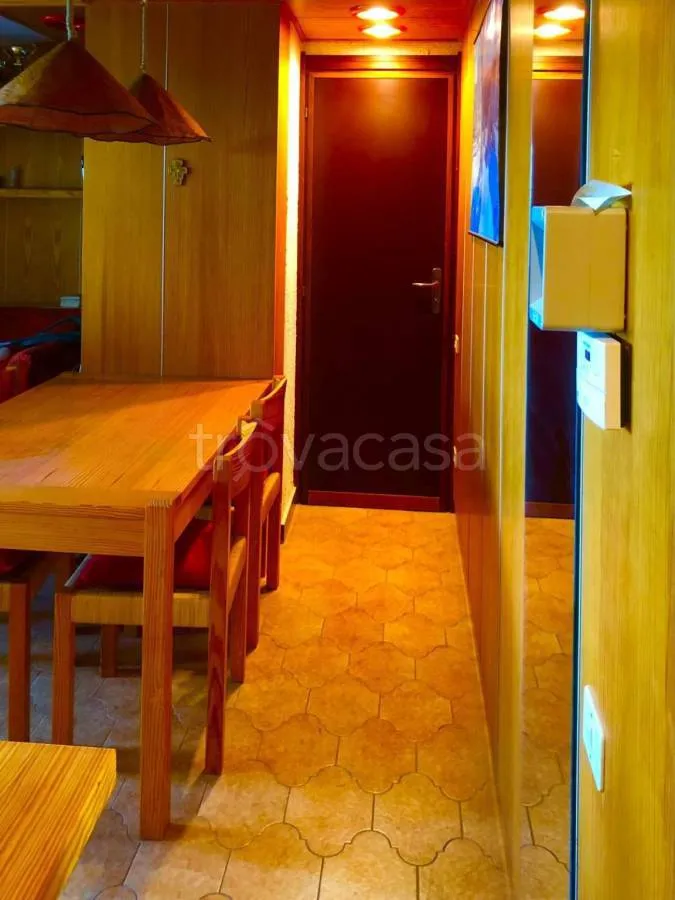 Sala da pranzo - Armed Apartment with Balcony in Saint Gree, Viola