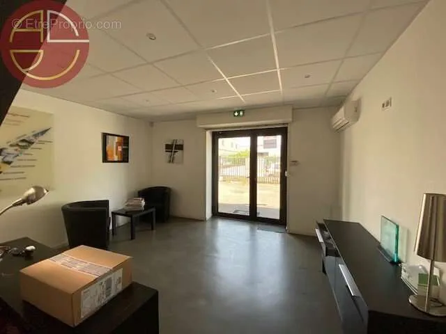 Office - Warehouse with Storage in Saint-Sulpice