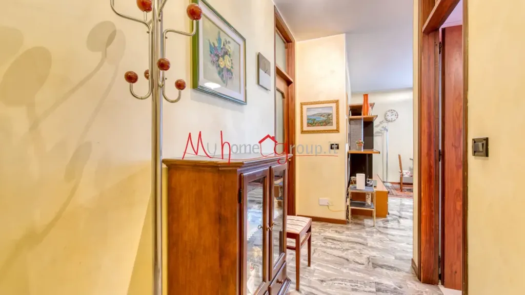 Hallway - Four-Bedroom Apartment with Balconies in Padova