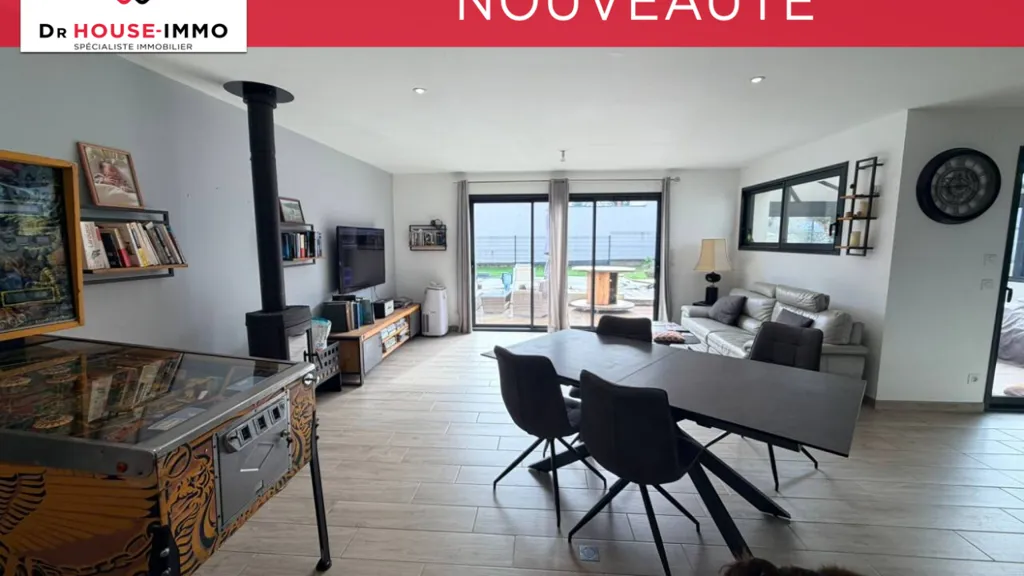 Dining Room - Contemporary 3-Bedroom House with Pool in Coëx
