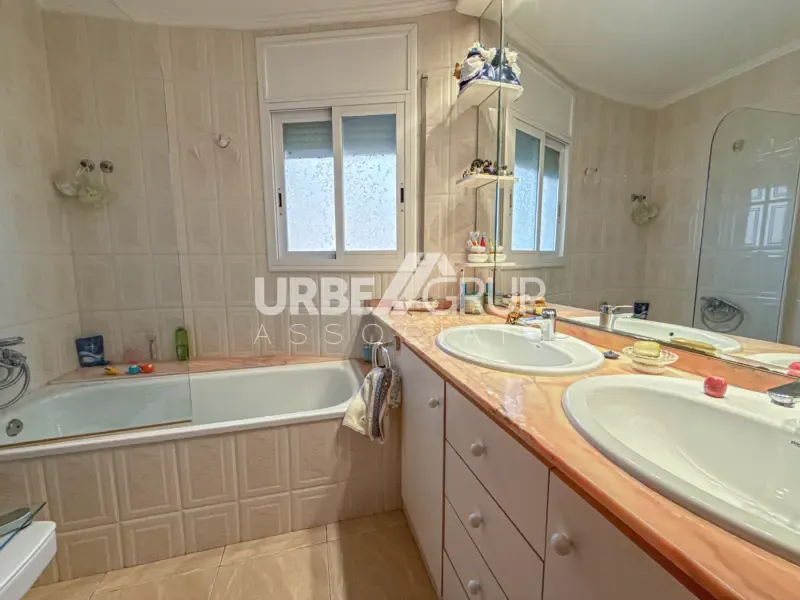 Vannitoad - Detached Corner House with Multiple Terraces in Martorell