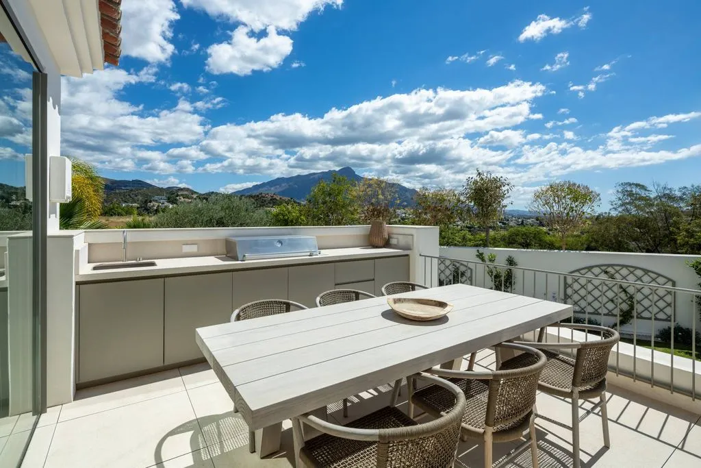 Terrasse - Mediterranean Villa with Mountain Views in Marbella