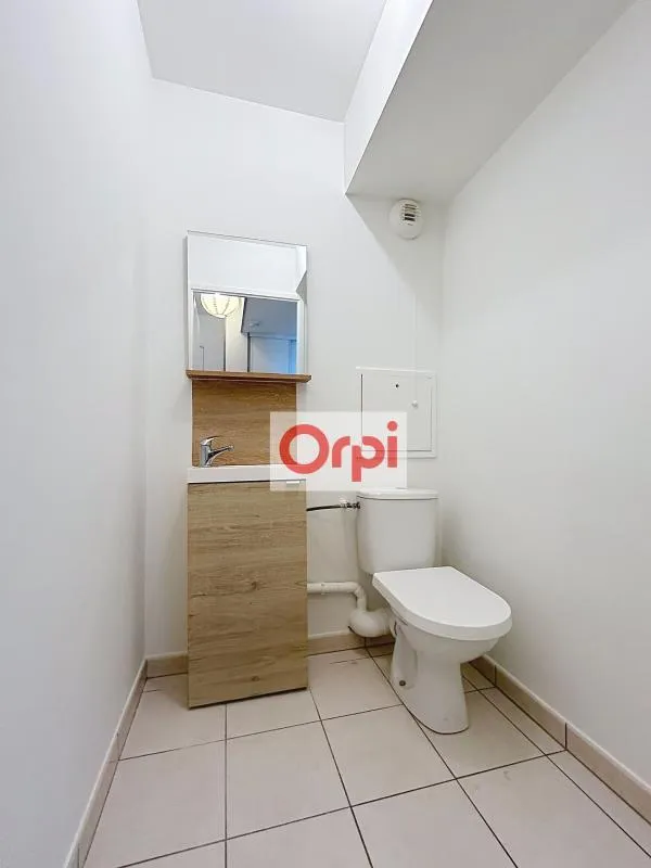 Bathrooms - Meubled 2-Bedroom Flat with Balcony in Châtillon