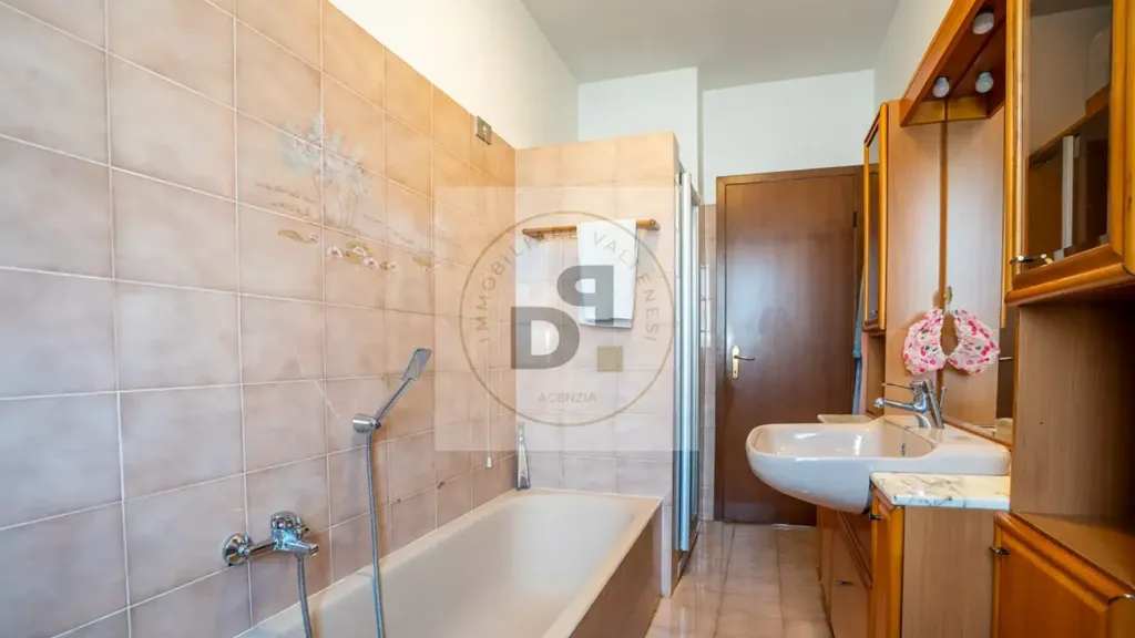 Salles de bain - Rear-Attached Villa with Garden in Salò