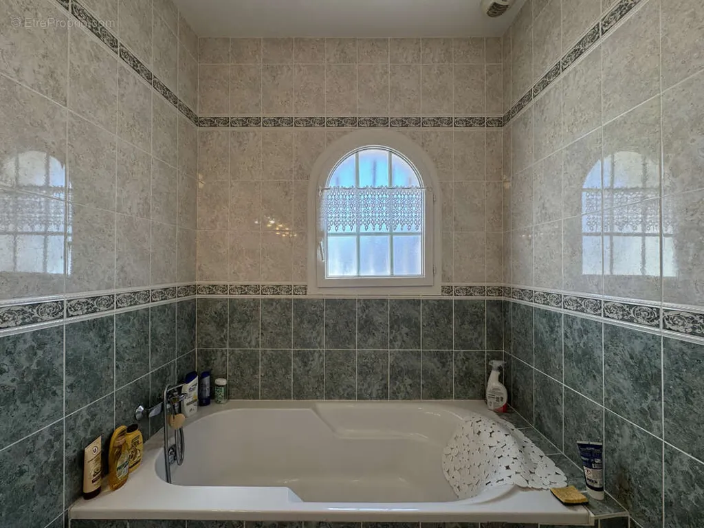Salles de bain - Villa avec Piscine dans un Secteur Calme à La Grande-Motte