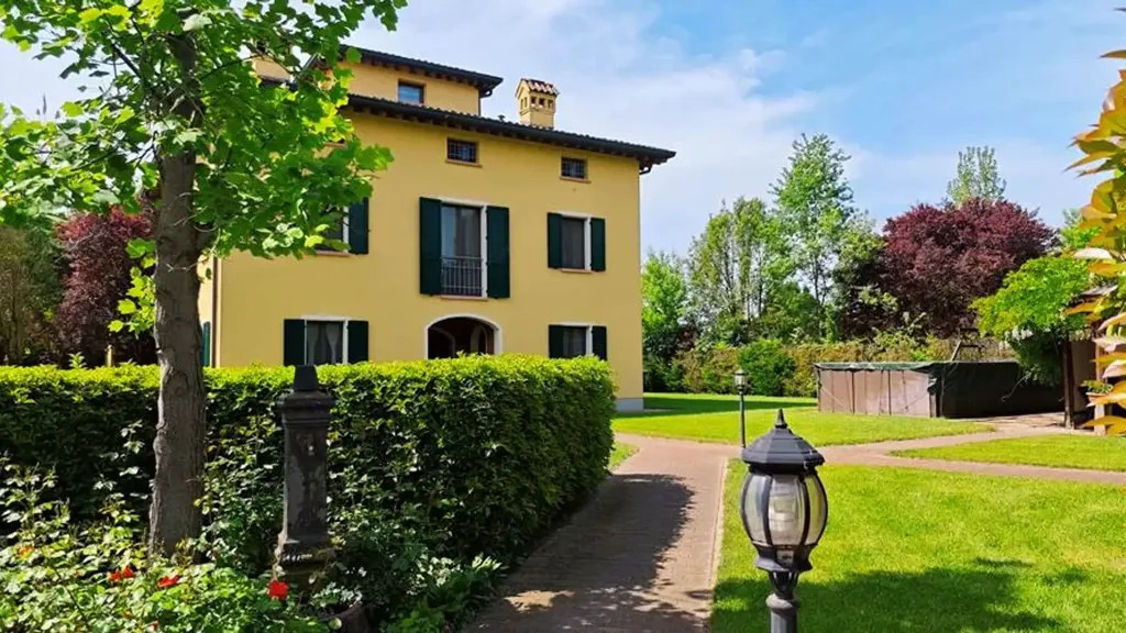 Garden - Villa with Pool and Garden in Correggio