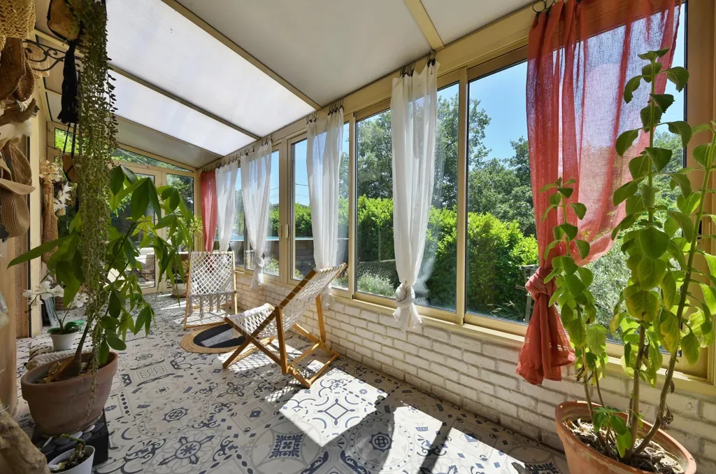Terrasse - Villa de Plain-pied avec Piscine à Uzès