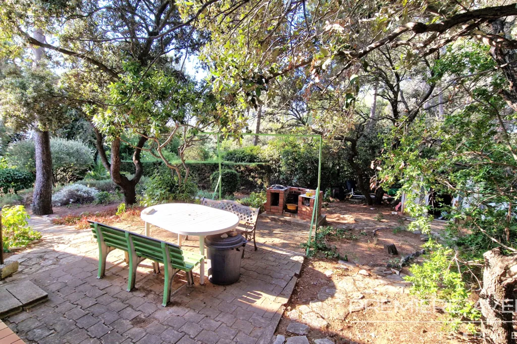 Terrasse - Villa à Rénover avec Vue Mer à Saint-Raphaël