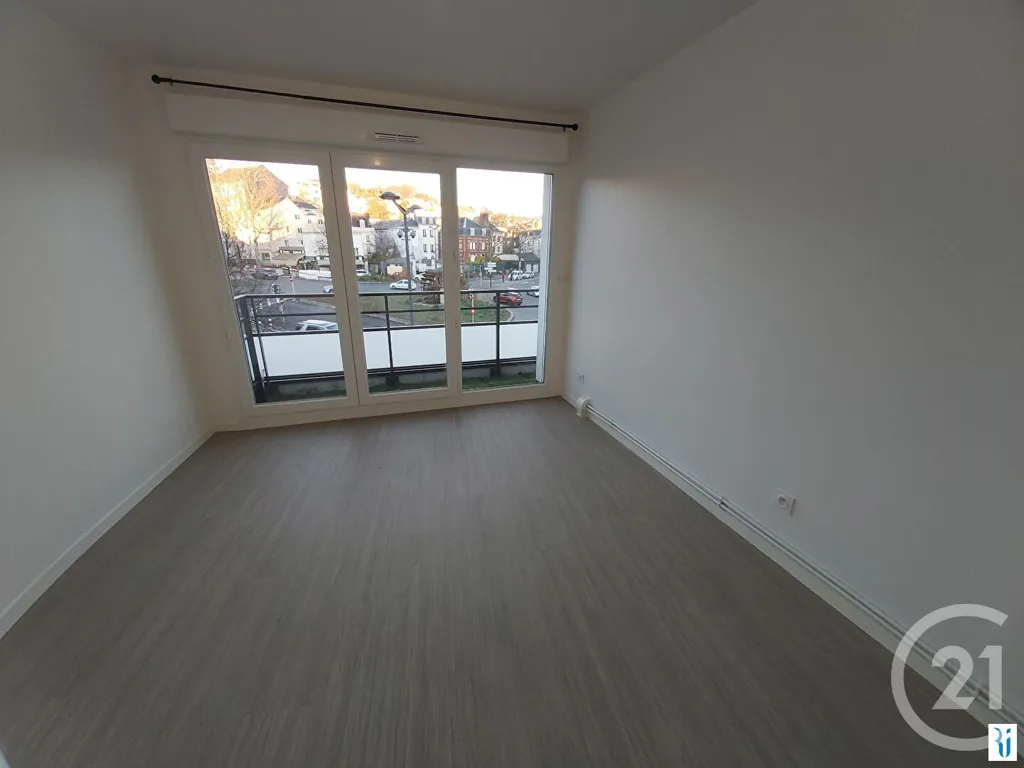 Toad - 3-Piece Flat with Balcony in Rouen