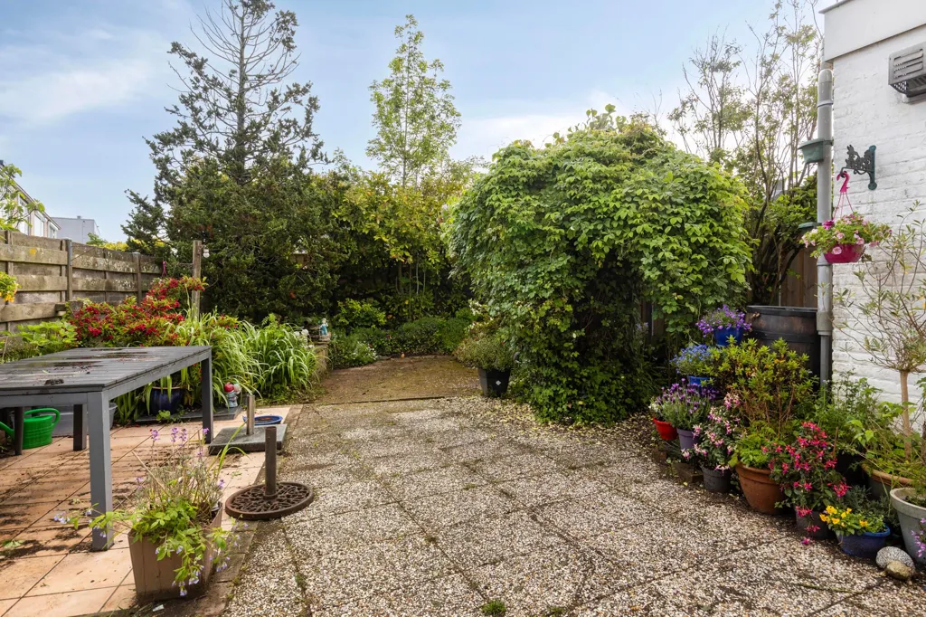 Aed - Renovatable Corner House with Garden in Goes