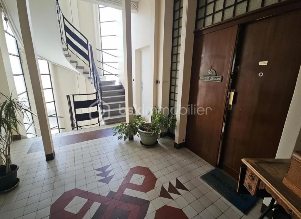 Esik - Characterful Apartment with Garage in Roanne Centre