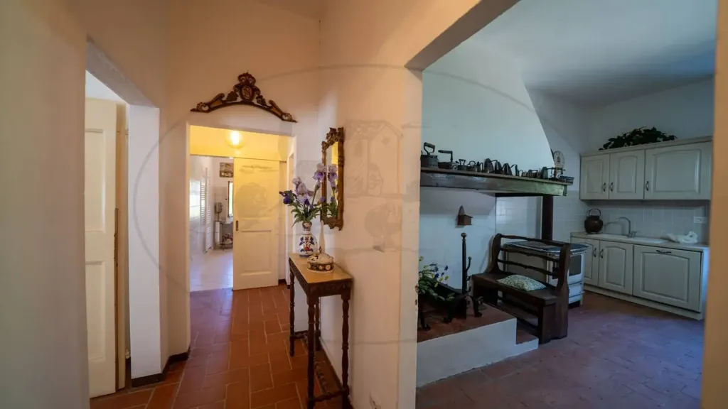 Esik - Rustic Farmhouse with Multiple Uses in Figline Valdarno