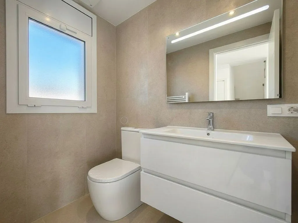 Bathrooms - Modernised Chalet with Pool in Empuriabrava