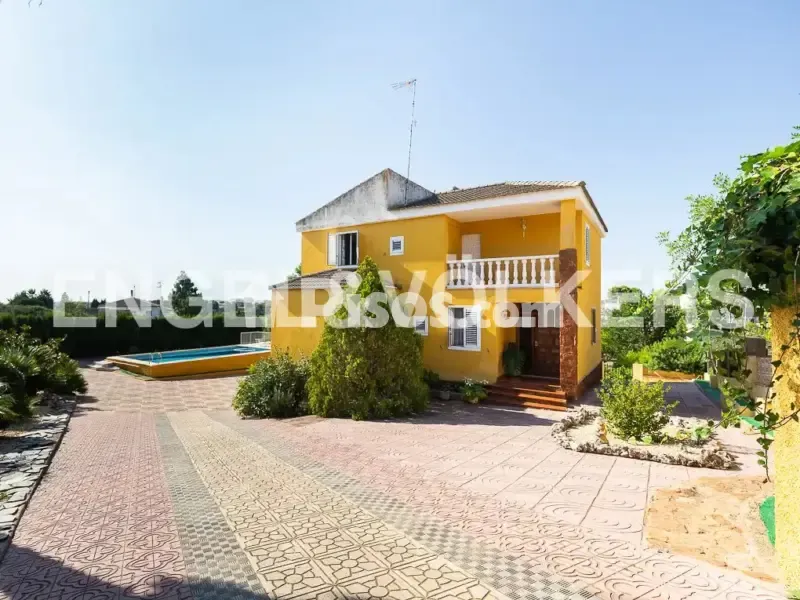 Extérieur - Rustic Chalet with Pool in Montserrat