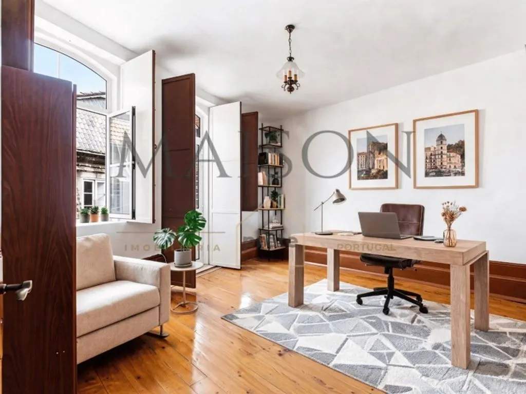 Bureau - Historic House with Commercial Space in Penafiel