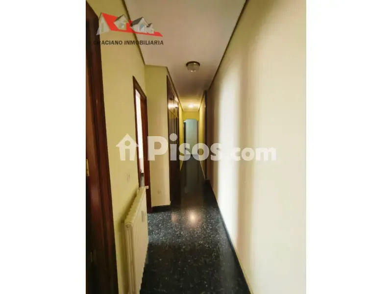 Ingresso - Spacious Apartment with Balcony in Feria