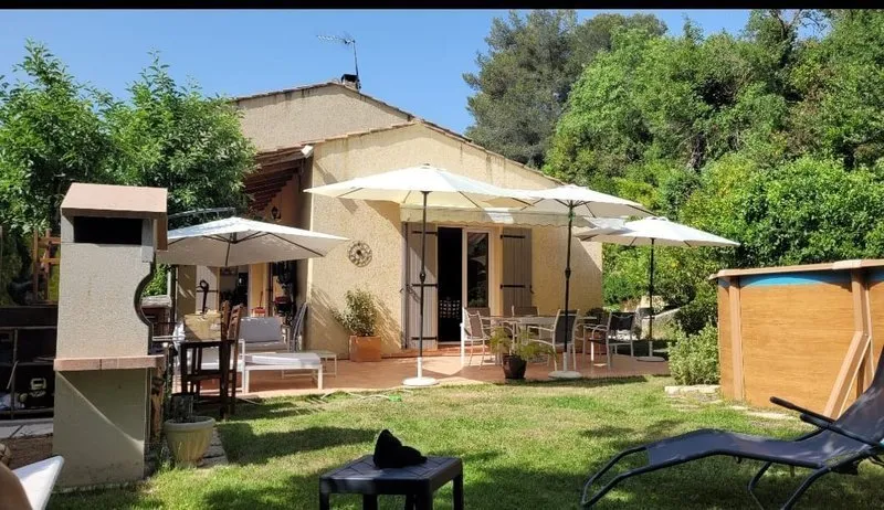Terrass - Villa with Terrace in La Treille