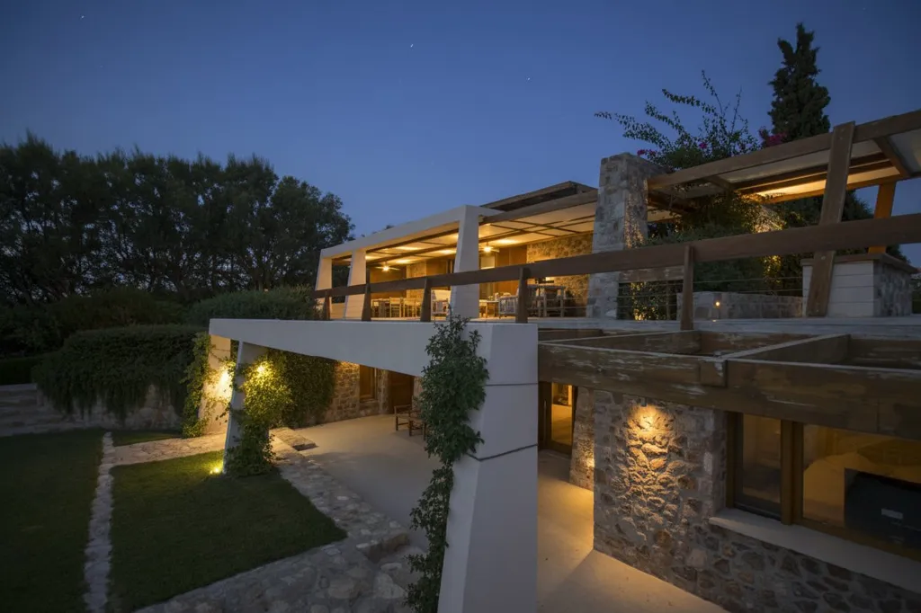 Terrazza - Seafront Villa with Pools in Mavro Lithari