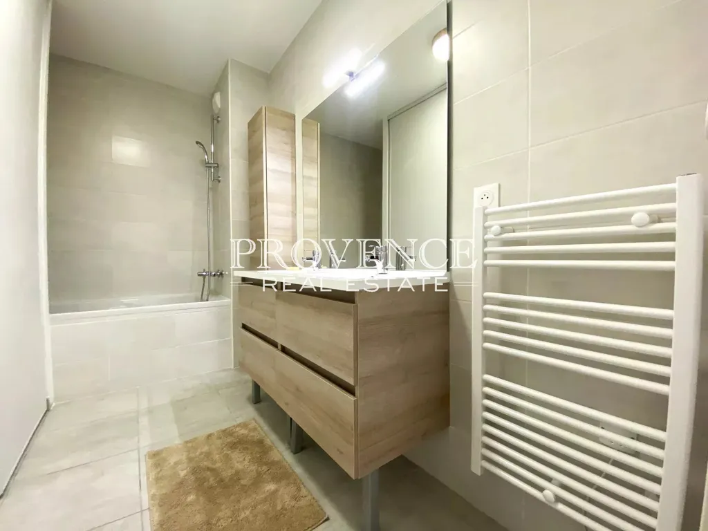 Vannitoad - Top Floor Apartment with Terrace in Marseille