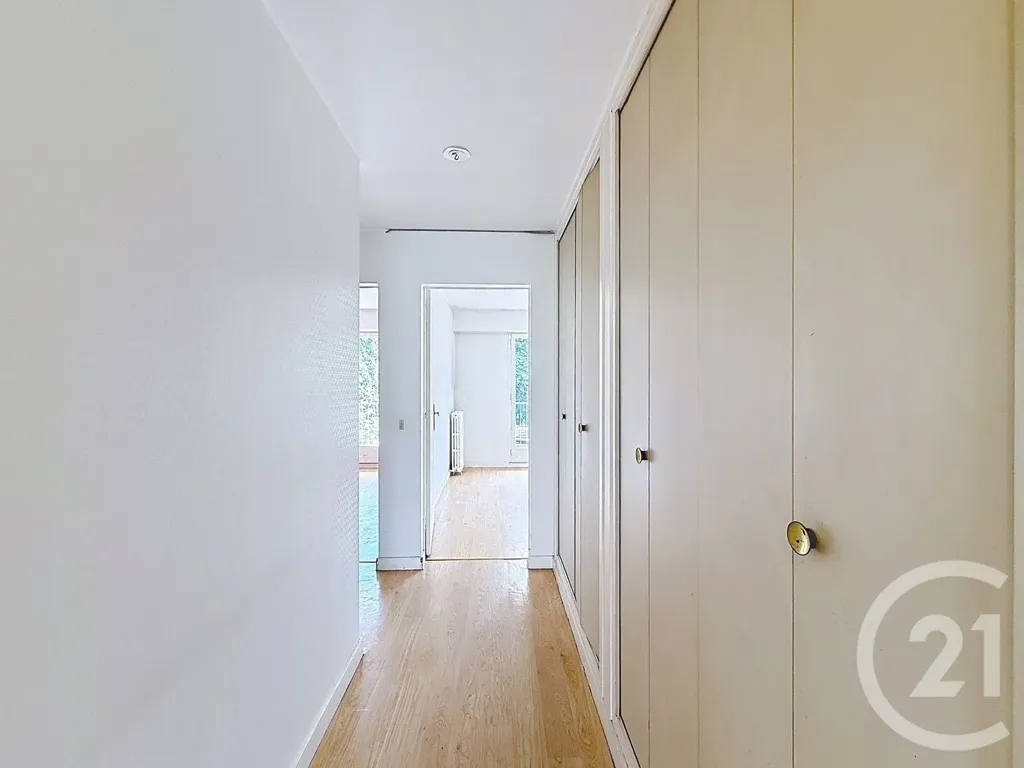 Pièces - Appartement Traversant avec Balcon à Nanterre