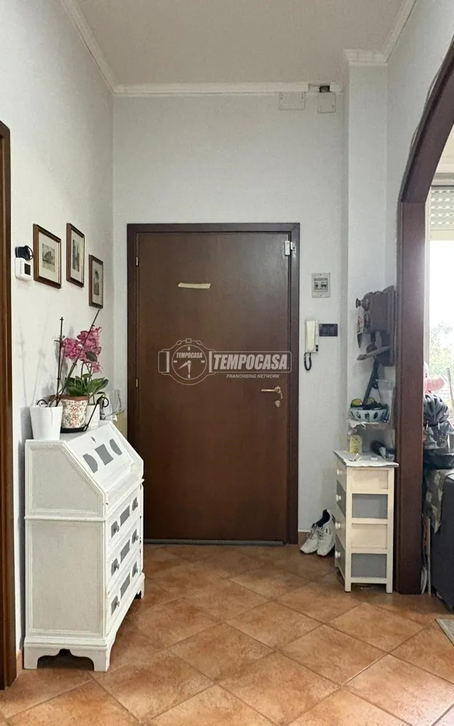 Entrée - Trilocale with Dual Balconies in Mantova