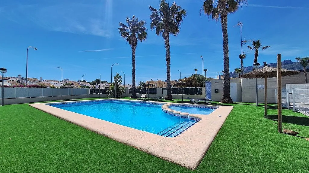 Bassein - Modern Bungalow with Pool in El Vergel