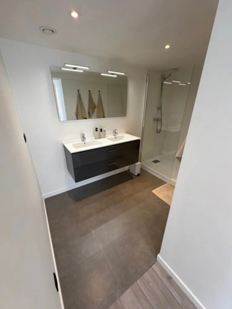 Salles de bain - Duplex Lumineux avec Cave et Parking à Nice
