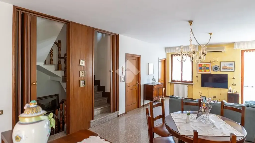 Sala da pranzo - Semi-detached House with Garden in Dossobuono