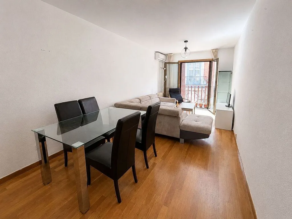 Söögituba - Ample Apartment with Balcony in Cortes - Huertas